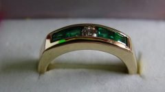 Anillo en oro amarillo de 14K con diamante y esmeraldas